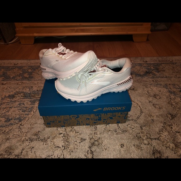 BRAND NEW/NEVER TRIED ON - Picture 2 of 3